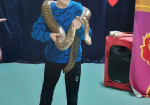 Zadowolony Michał trzymający węża