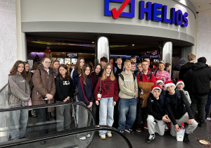 Zadowoleni uczniowie klasy 7b po seansie filmowym wraz z wychowawcą panią Angeliką Amróz.