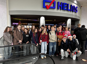 Zadowoleni uczniowie klasy 7b po seansie filmowym wraz z wychowawcą panią Angeliką Amróz.