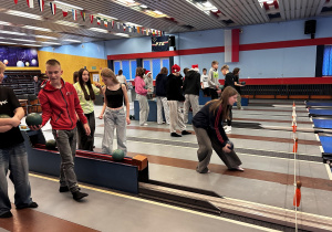 Uczniowie klasy 7b podczas gry w kręgielni w Tomaszowie Mazowieckim.