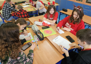Grupa uczniów planuje wycieczkę szkolną.