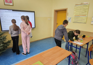 Uczennice wyszukują informacji w Internecie.