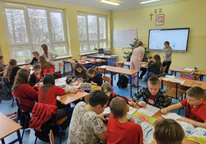 Uczniowie pracują w grupach.