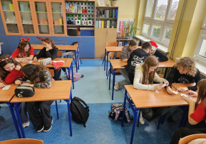 Uczniowie w grupach analizują paragony.