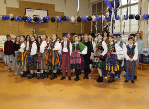 Uczniowie wraz z nauczycielami prezentują efekt swojej pracy.