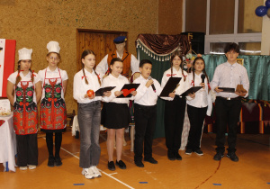 Uczniowie klasy VI i V prezentują swoją prace.