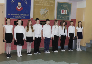 Uczniowie klasy II, IIIb prezentują efekt swojej pracy.