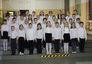 Uczniowie klasy II, IIIb śpiewają hymn szkoły.