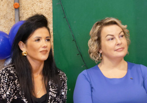 Pani Dyrektor Agata Ewa Ostalska oraz Pani Dyrektor Delegatury Oświaty w Łodzi z siedzibą w Piotrkowie Trybunalskim Katarzyna Glicner-Woźny oglądają prezentację uczniów.