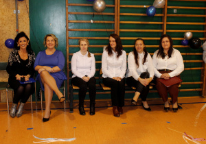 Na sali gimnastycznej siedzą: Pani Dyrektor Agata Ewa Ostalska oraz Pani Dyrektor Delegatury Oświaty w Łodzi z siedzibą w Piotrkowie Trybunalskim Katarzyna Glicner-Woźny w towarzystwie rodziców uczniów