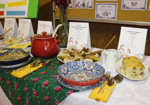 Stół z potrawami przygotowany przez uczniów klasy V i VI.