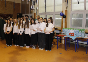 Uczniowie klas VII prezentują swoje prace.