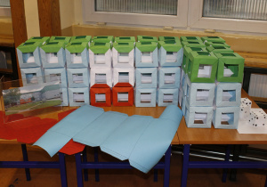 Bryła przestrzenna z wizerunkiem budynku naszej szkoły.