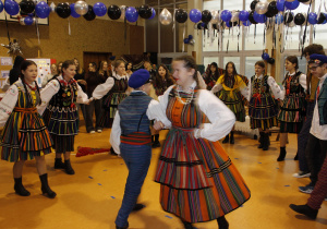 Wspólny, radosny taniec grupy aktorskiej.