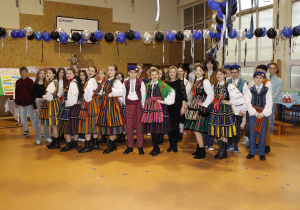 Uczniowie wraz z nauczycielami prezentują efekt swojej pracy.