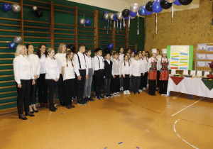 Uczniowie klasy V, VI wraz z opiekunem i rodzicami prezentują efekt swojej pracy.