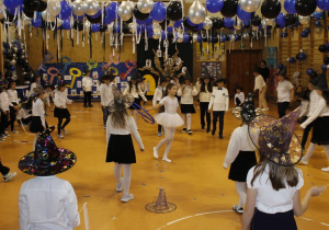 Uczniowie klasy 2 oraz 3a i 3b podczas występu.