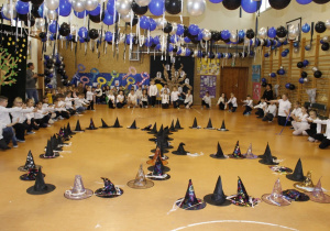 Uczniowie klasy 2 oraz 3a i 3b tworzą liczbę 50 z kapeluszy.