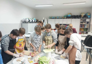 Uczniowie klasy 5 i 6 przygotowują andrzejkowe potrawy.