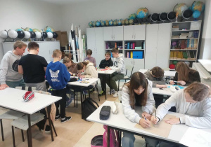 Uczniowie klasy 5 i 6 przygotowują plakat.