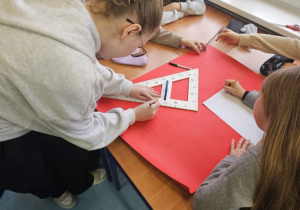 Uczennice klasy 7b rysują siatkę bryły.