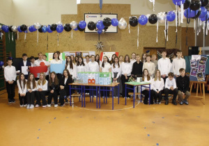 Uczniowie klasy 7a i 7b prezentują efekt swojej pracy.