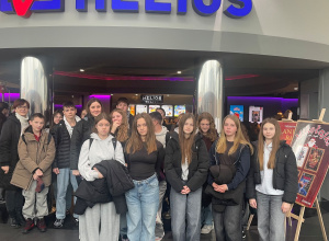 Zadowoleni uczniowie klasy 7a wraz z wychowawcą po seansie w kinie Helios.