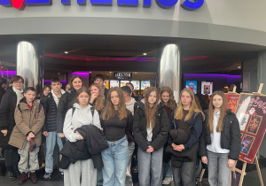 Zadowoleni uczniowie klasy 7a wraz z wychowawcą po seansie w kinie Helios.