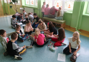 Uczniowie z klas I- VI wykonują łańcuch i kolorują pomysłowe bombki.