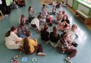 Uczniowie klas I- VI na długiej przerwie podczas wykonywania dekoracji świątecznych.