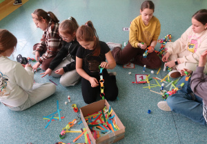 Współpraca miedzy uczennicami z różnych klas przy wykonywaniu świątecznych ozdób.