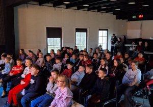 Uczniowie oglądają przedstawienie.