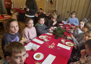 Poczęstunek u Mikołaja.