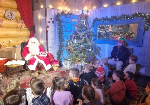 Dzieci słuchają Mikołajowych opowieści.