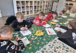 Chłopcy piszą list do Mikołaja.