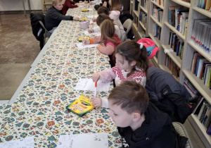 Dziewczynki piszą list do Mikołaja.