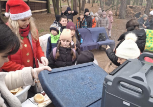 Dzieci będą piekły kiełbaski.