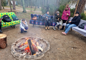 Dzieci jedzą posiłek.