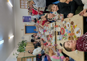 Uczniowie w czasie dekorowania pierników.