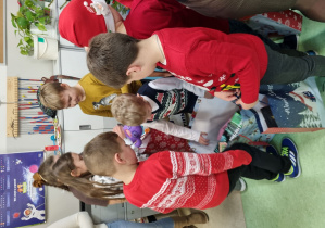 Uczniowie oglądają prezenty.