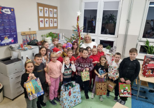 Klasa druga z wychowawczynią przy choince.