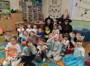 Zdjęcie grupowe Skoczków z Czarodziejkami.