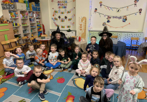 Promyczki w towarzystwie Wróżbiarek.