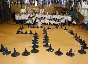 Wspólne zdjęcie uczniów klasy 2, 3a oraz 3b z dużą pięćdziesiątką z magicznych kapeluszy.