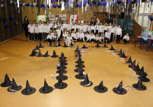 Wspólne zdjęcie uczniów klasy 2, 3a oraz 3b z dużą pięćdziesiątką z magicznych kapeluszy.