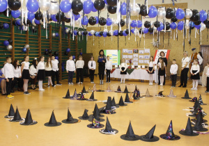 Liczba pięćdziesiąt ułożona z magicznych kapeluszy na podłodze.