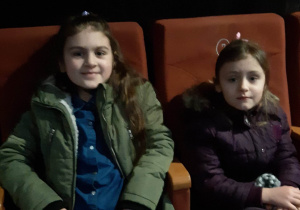 Ola, obok jej siostra Julitka siedzą w kinie
