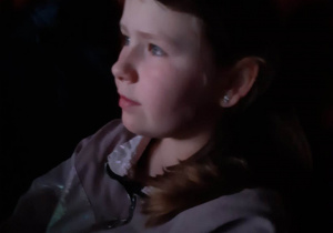 Marta patrzy na film w kinie