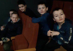 Chłopcy z klasy III w kinie( od prawej: Bartosz, Kuba, Kacper Heleniak i nieco niżej Kacper Kania).