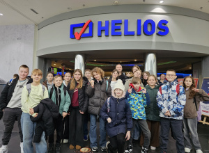 Uczniowie przed wejściem do kina Helios.